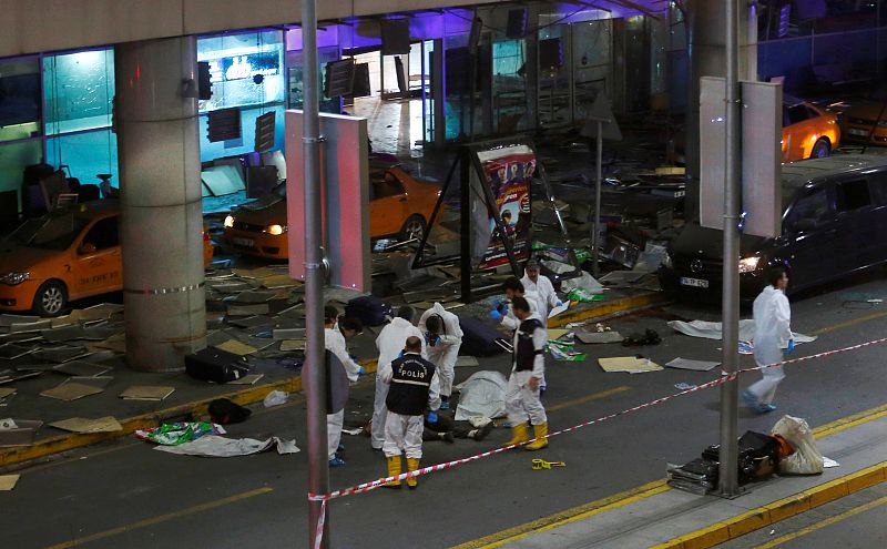 Unos forenses trabajan fuera del aeropuerto de Estambul tras los ataques terroristas