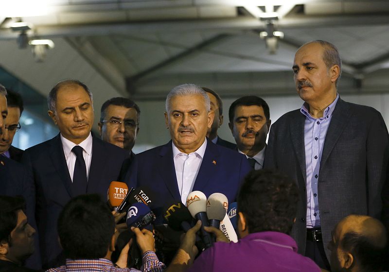 El primer ministro turco, Binali Yildrim, comparece ante los medios