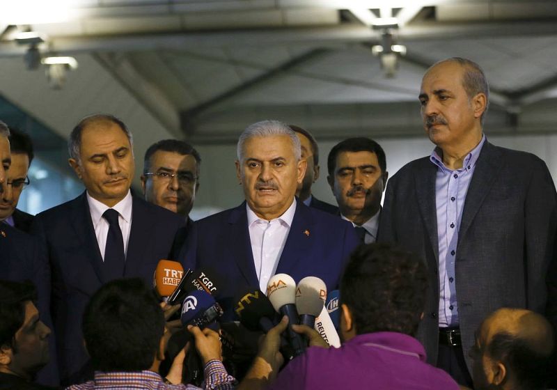 El primer ministro turco, Binali Yildrim, comparece ante los medios