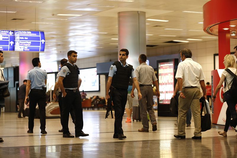 El aeropuerto de Atatürk recupera poco a poco la normalidad tras el atentado de Estambul