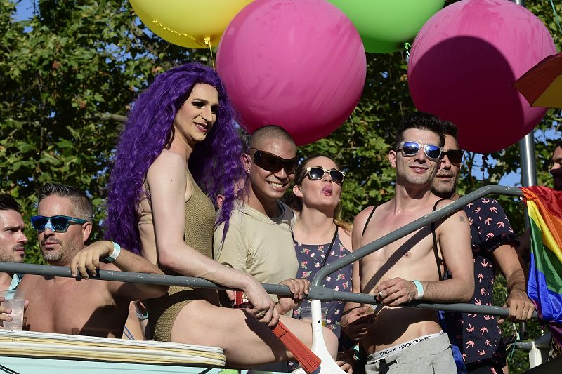 Miles de personas participan en la marcha del Orgullo LGTB de Madrid