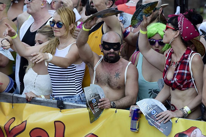 Miles de personas participan en la marcha del Orgullo LGTB de Madrid