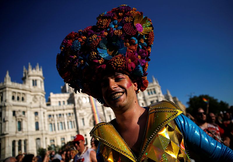 Miles de personas participan en la marcha del Orgullo LGTB de Madrid