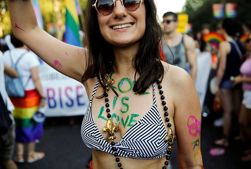 Miles de personas participan en la marcha del Orgullo LGTB de Madrid