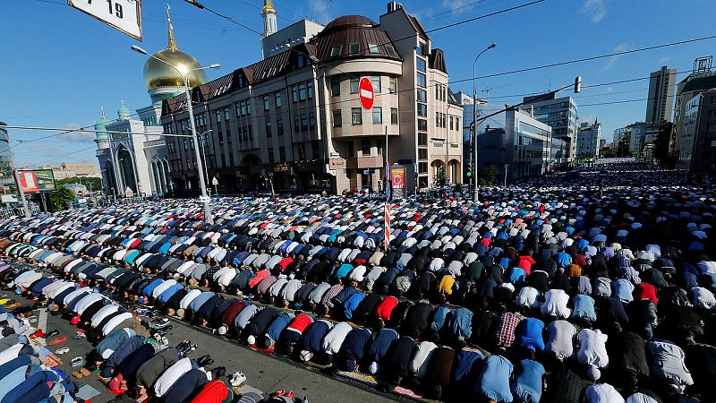 Los musulmanes celebran la fiesta de Eid al Fitr, que marca el final del mes sagrado del Ramadán, en el que practican el ayuno durante el día. En la imagen, musulmanes rezando en una calle de Moscú.