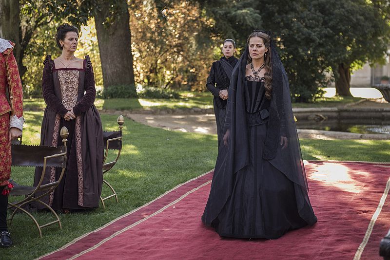 Águila Roja - Lucrecia, vestida de negro para su boda