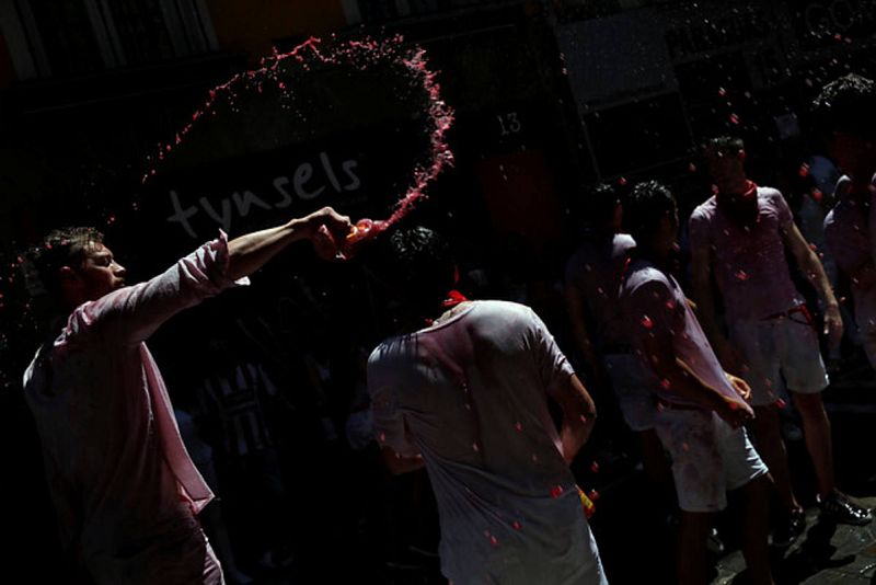 Baño de vino en San Fermín 2016