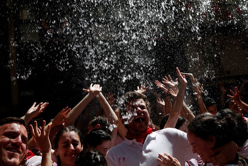 Un refresco en Sanfermines desde los balcones para el calor