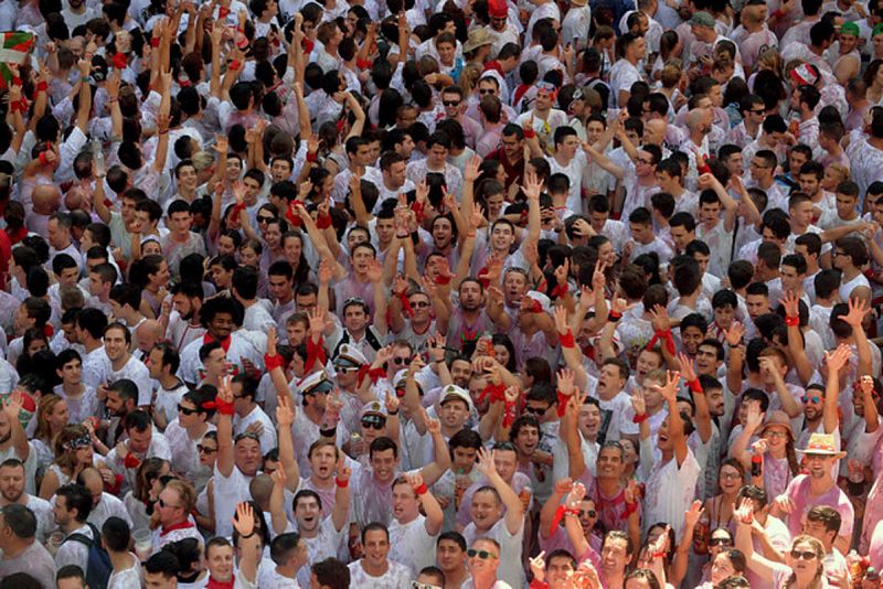 Miles de jóvenes disfrutan del arranque de San Fermín 2016