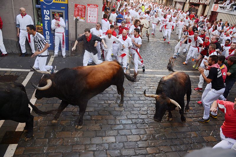 Los toros de Fuente Ymbro toman la calle Estafeta en el primer encierro de San Fermín de 2016