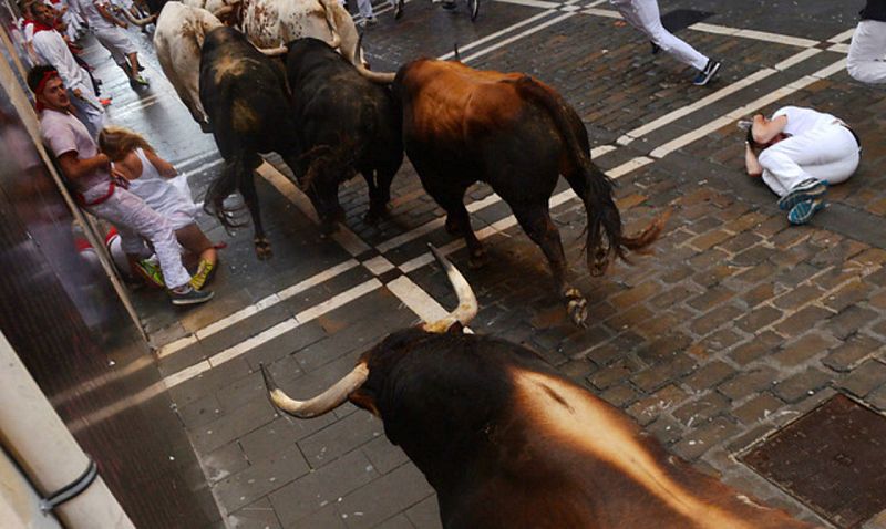 Los astados cogen muy veloces la curva de la calle Estafeta en el primer encierro de San Fermín 2016 