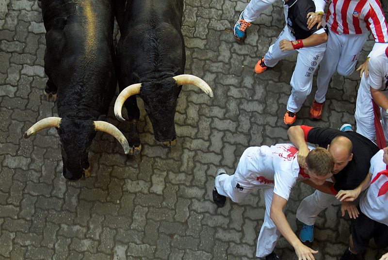 Corredores junto a los toros de Fuente Ymbro avanzan en el primer encierro de 2016