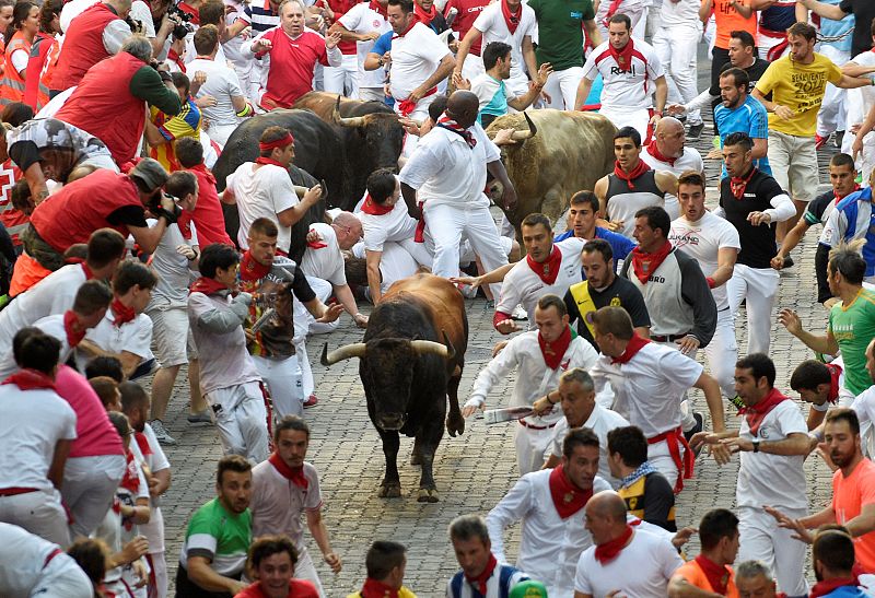 Corredores caen frente a los toros de Fuente Ymbro mientras otros continúan su marcha