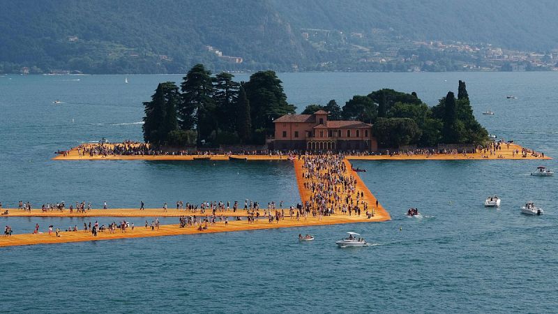 Último día de la obra "Muelles flotantes" en el lago Iseo