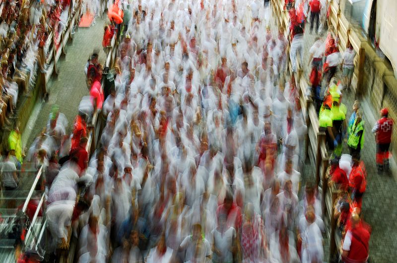 Corredores entran a la plaza de toros en los encierros 2016