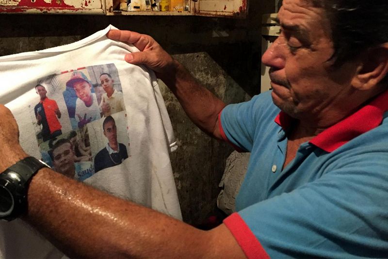 Jorge Augusto Vieira llora cuando contempla la foto de sus cinco amigos muertos
