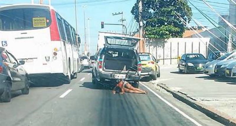 Un coche de policía arrastra el cuerpo de una mujer tras una redada en la zona norte de Río