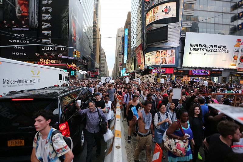 Las calles del centro de Nueva York han acogido una multitudinaria manifestación contra la violencia racial.