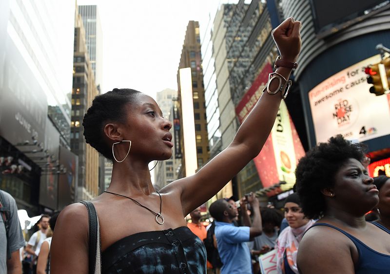 Una mujer levanta su puño en Nueva York contra las muertes de Alton Sterling y Philandro Castile a manos de la policía.