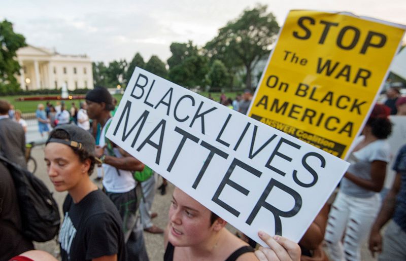 "Las vidas negras importan", reza uno de los carteles de los manifestantes frente a la Casa Blanca, en Washington.