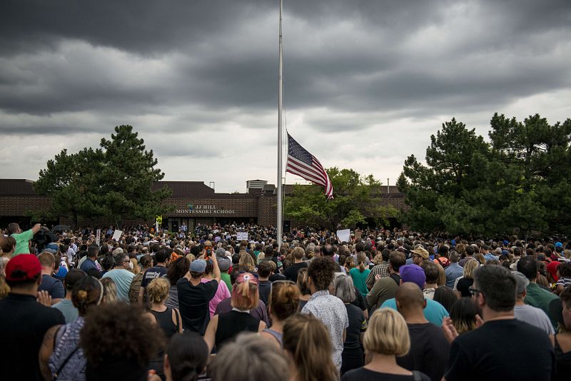 La bandera americana ondea a media asta en la escuela de Minnesota donde Philando Castile, tiroteado por la policía, trabajaba.
