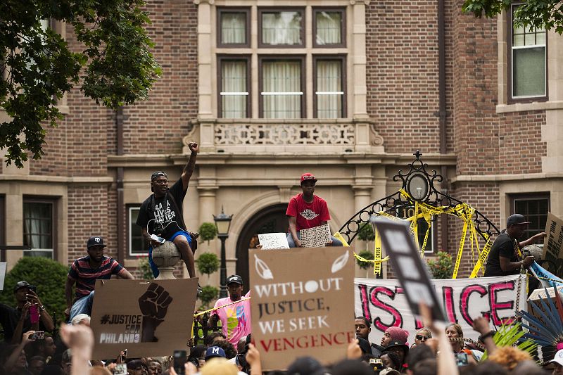 Cientos de ciudadanos protestan frente a la Mansión del Gobernador en Minnesota por la muerte de Philando Castile.