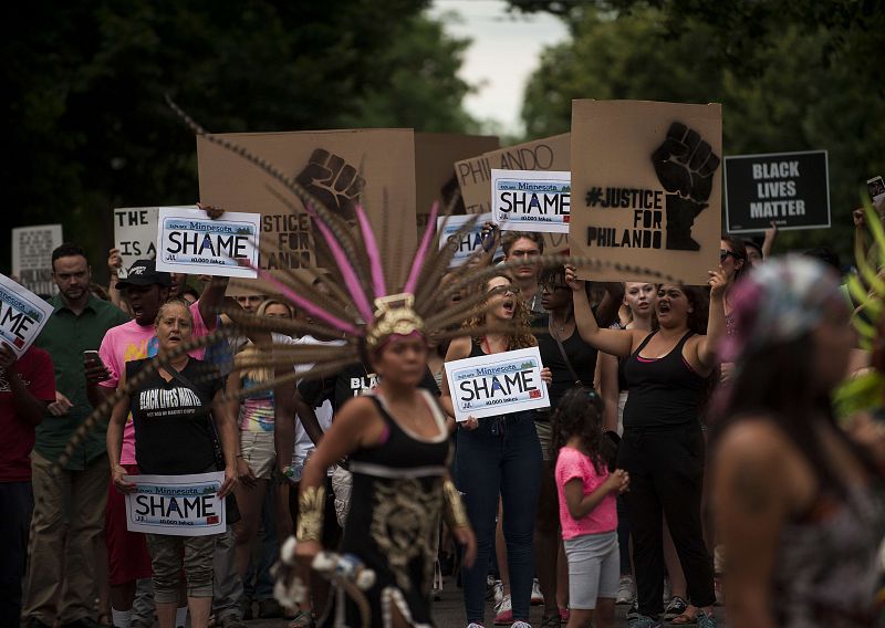 Los manifestantes en St. Paul (Minnesota) reclaman justicia y piden que paren la violencia contra los afroamericanos.