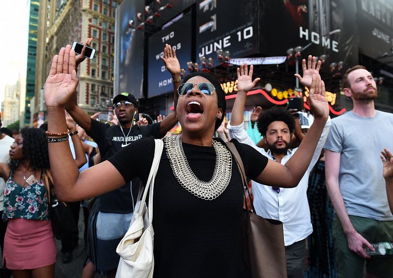 Una mujer muestra su rabia en Times Square (Nueva York) contra las muertes de dos hombres negros tiroteados por la policía.