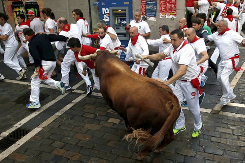 Un toro colorado ha adelantado a la manada y ha provocado mucho peligro en el segundo encierro de San Fermín 2016