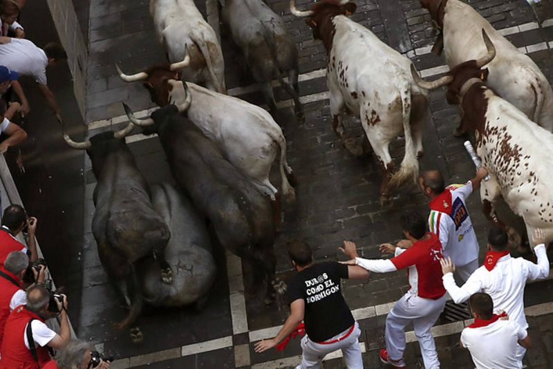 Un grupo de mozos corre tras los toros en el tercer encierro de San Fermín 2016