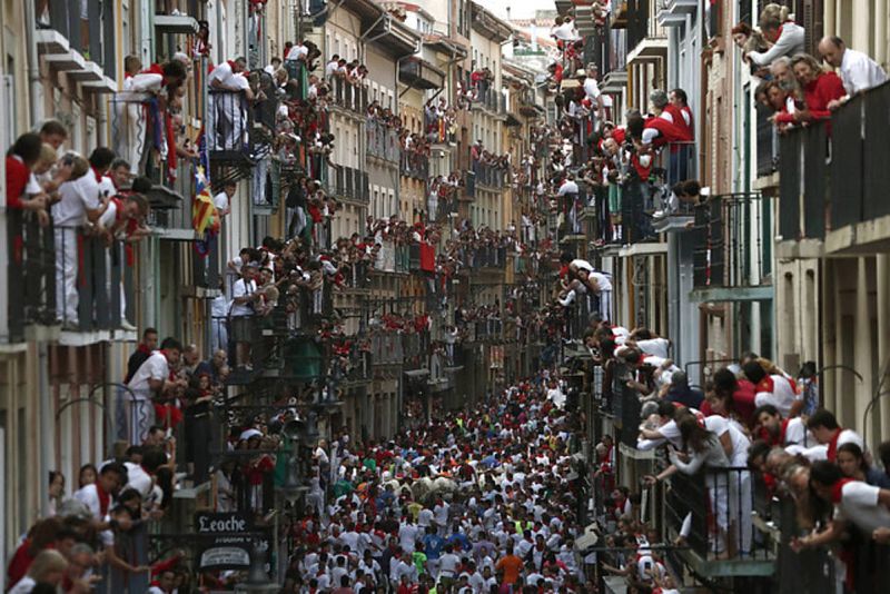 Balcones llenos de expectativa en el tercer encierro de San Fermín 2016