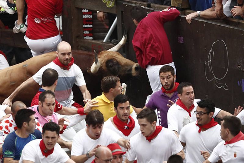 Decenas de mozos corren ante un toro en Mercaderes