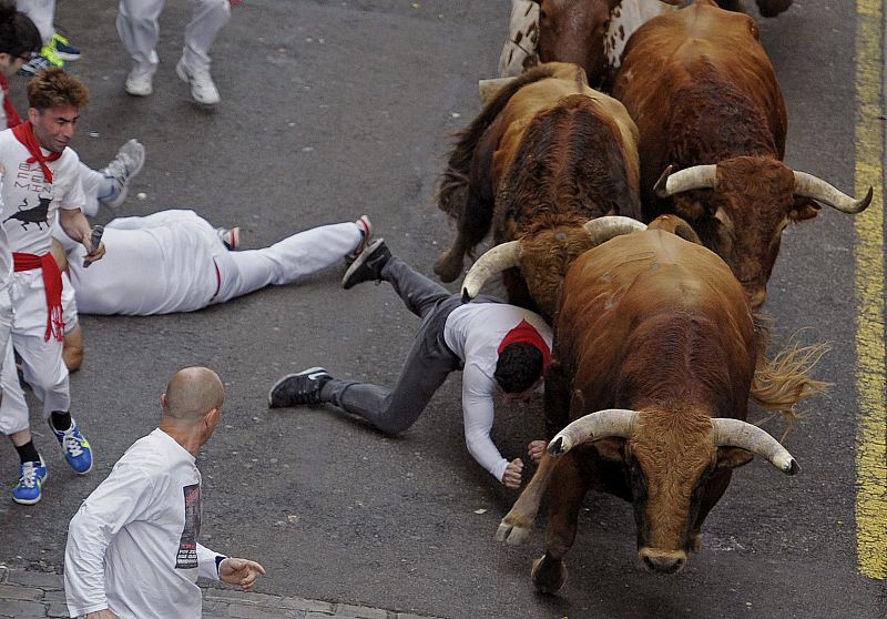 Numerosas caídas en el cuarto encierro de San Fermín 2016 que ha terminado con dos heridos por asta de toro