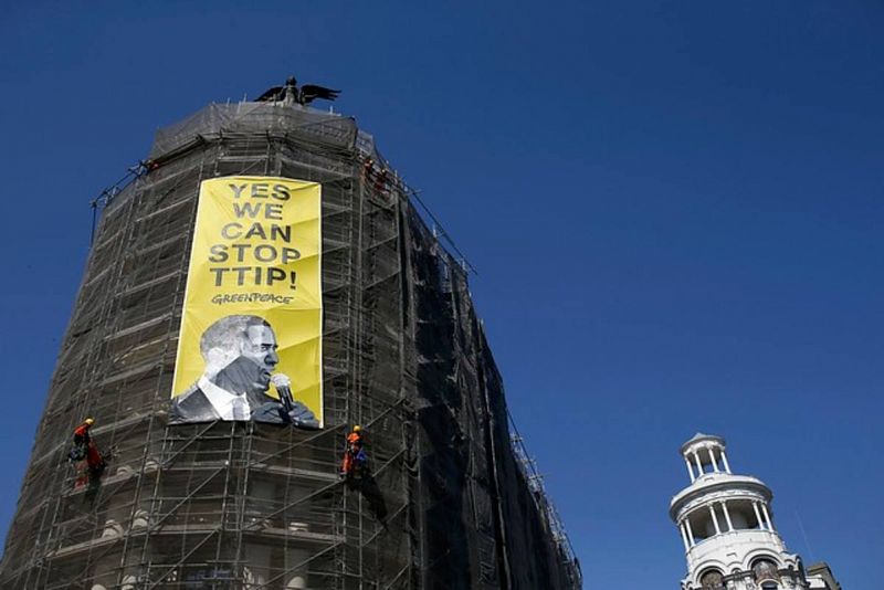 Un cartel de Greenpeace contra el TTIP en Madrid