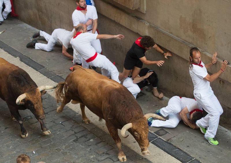 La manada ha salido muy agrupada y a gran velocidad en este quinto encierro de San Fermín 2015