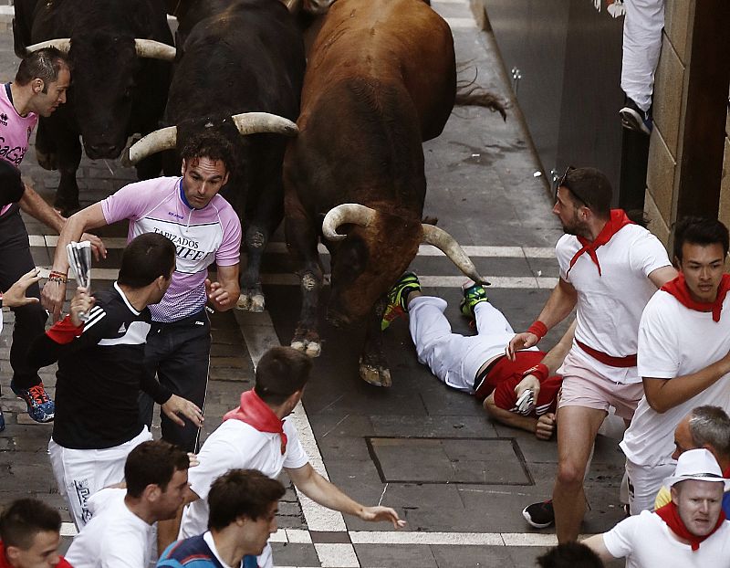 La calle Estafeta ha sido escenario de bonitas carreras en este quinto encierro de San Fermín 2016