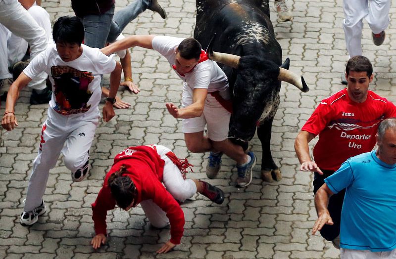 Los toros de la ganadería madrileña de Victoriano del Río ha hecho gala dela nobleza que les caracteriza en el sexto encierro de San Fermín 2016