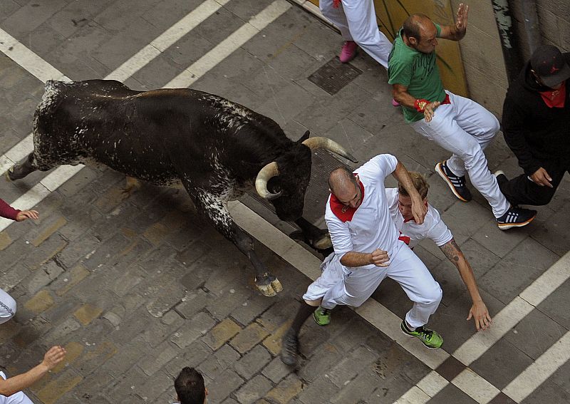 Los mozos más experimentados han podido lucirse ante los astados en este sexto encierro de San Fermín 2016