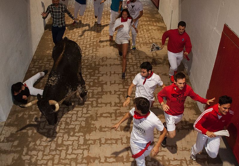 Los toros de Victoriano del Río han hecho gala de su nobleza y de su velocidad en este sexto encierro de San Fermín 2016