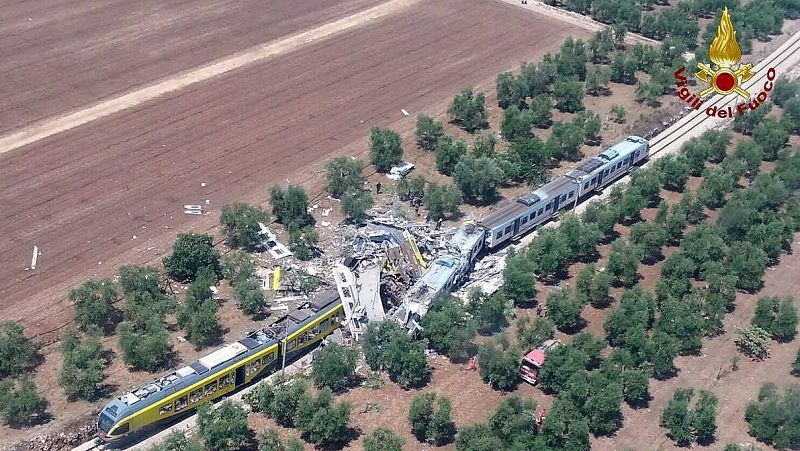 Fotografía facilitada por el Cuerpo de Bomberos de Italia que muestra los dos trenes que han chocado en la región de Apulia (sur del país), el 12 de julio de 2016. EFE/Brigada Bomberos Italia