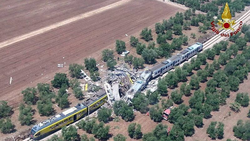 Fotografía facilitada por el Cuerpo de Bomberos de Italia que muestra los dos trenes que han chocado en la región de Apulia (sur del país), el 12 de julio de 2016. EFE/Brigada Bomberos Italia 