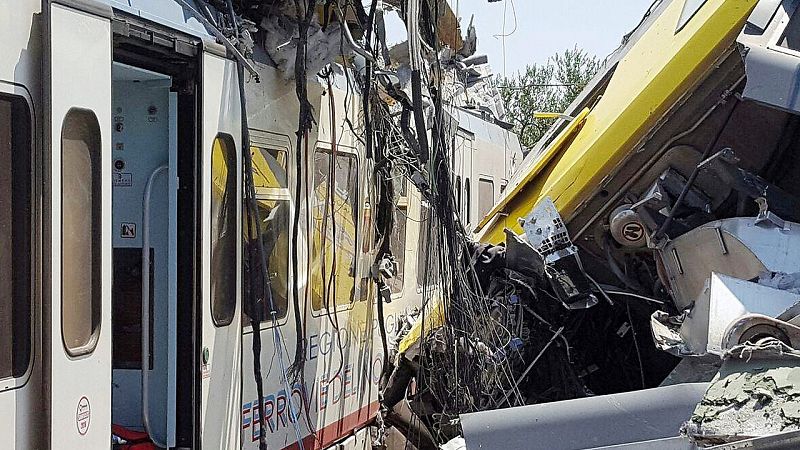 Estado en el que han quedado los vagones tras el choque de trenes