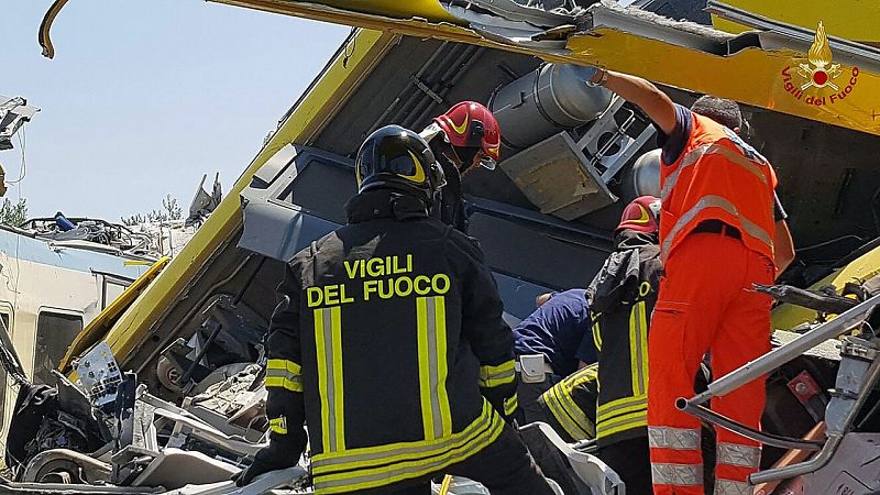 Dotaciones de bomberos intentan rescatar a los supervivientes de los vagones.