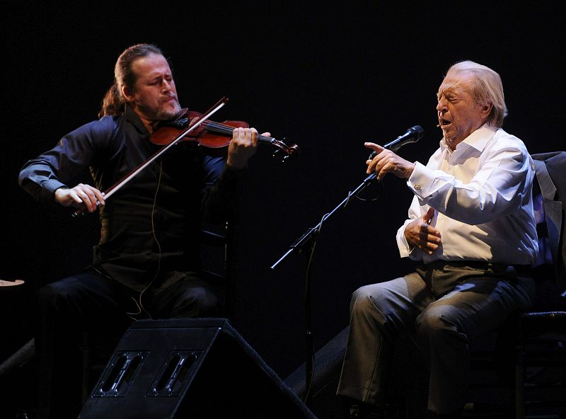 Actuación del artista Juan Peña Lebrijano durante la XVIII Bienal de Flamenco de Sevilla, en el teatro de la Maestranza (05/10/2014).