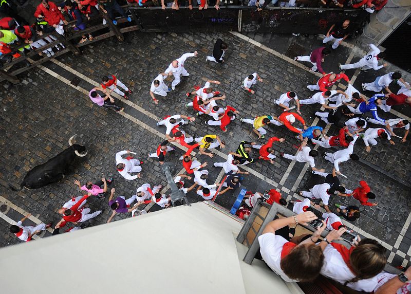 Los astados han corrido muy agrupados aunque la manada se ha estirado a lo largo de la calle Estafeta.