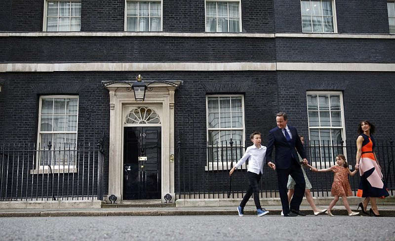 Una última mirada de David Cameron al 10 de Downing Street