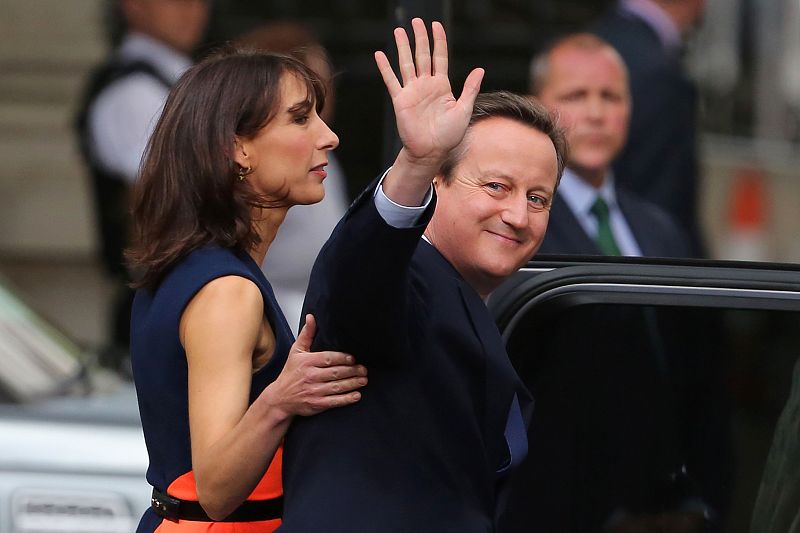 Samantha Cameron, junto a su marido, se despiden de Downing Street