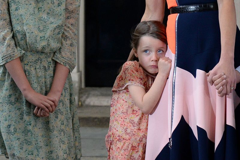 Florence, la hija pequeña de Cameron, se abraza a su madre