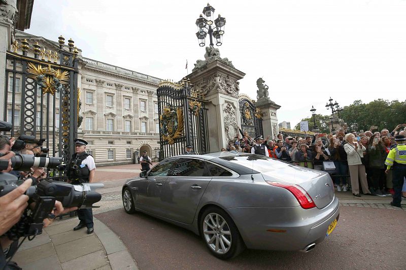 El coche de David Cameron llega al palacio de Buckingham, donde presenta su dimisión a la reina Isabel II