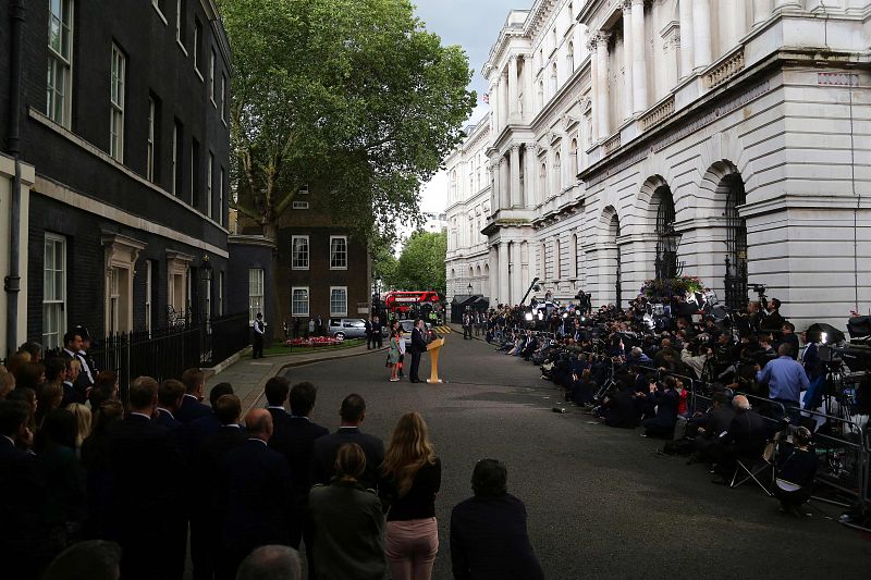 Las cámaras registran un momento histórico en Downing Street, la despedida de David Cameron